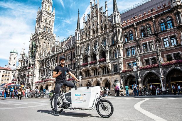 Prime Now-Kurier auf einem E-Cargo-Bike auf dem Marienplatz in München. Prime Now-Kurier auf einem E-Cargo-Bike auf dem Marienplatz in München.