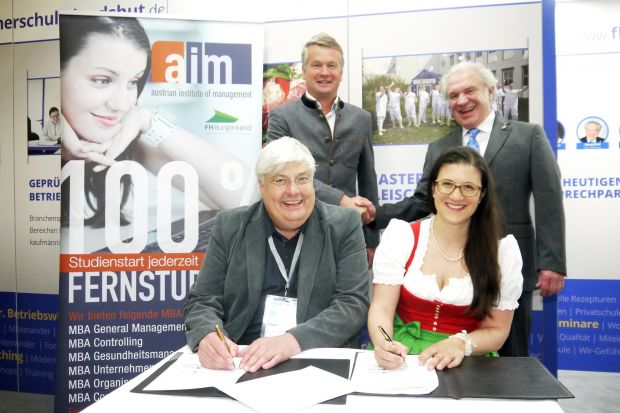 Signierten in Frankfurt die Kooperationsvereinbarung für den neuen Studiengang: Dr. Dr. Martin G. Stieger (sitzend links), Barbara Zinkl, Norbert Thumfart (stehend links) und Georg Zinkl. Signierten in Frankfurt die Kooperationsvereinbarung für den neuen Studiengang: Dr. Dr. Martin G. Stieger (sitzend links), Barbara Zinkl, Norbert Thumfart (stehend links) und Georg Zinkl.