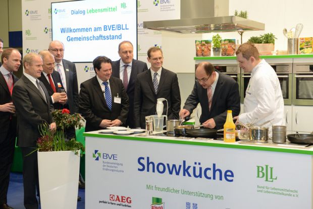 Die Lebensmittelwirtschaft im Dialog: BVE und BLL mit Bundesernährungsminister Christian Schmidt am Herd zur Berliner Grünen Woche 2015. Die Lebensmittelwirtschaft im Dialog: BVE und BLL mit Bundesernährungsminister Christian Schmidt am Herd zur Berliner Grünen Woche 2015.