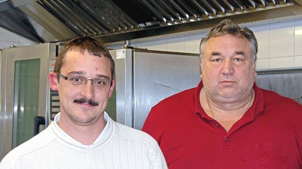 Frühzeitige Planung zahlt sich aus: Rainer Bendig (rechts) übergab seinen fleischerhandwerklichen Betrieb an seinen Geschäftsführer René Raböse, der sich im Unternehmen bestens auskennt. Frühzeitige Planung zahlt sich aus: Rainer Bendig (rechts) übergab seinen fleischerhandwerklichen Betrieb an seinen Geschäftsführer René Raböse, der sich im Unternehmen bestens auskennt.