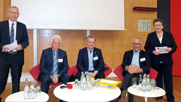 Der Handel bezieht Position (von links): Moderator Dr. Ludger Schulze Pals (Top Agrar), Hans-Jürgen Matern (Metro), Ralph Dausch (Kaufland Fleischwaren), Dr. Ludger Breloh (Rewe) und FleischWirtschaft-Chefredakteurin Renate Kühlcke. Der Handel bezieht Position (von links): Moderator Dr. Ludger Schulze Pals (Top Agrar), Hans-Jürgen Matern (Metro), Ralph Dausch (Kaufland Fleischwaren), Dr. Ludger Breloh (Rewe) und FleischWirtschaft-Chefredakteurin Renate Kühlcke.
