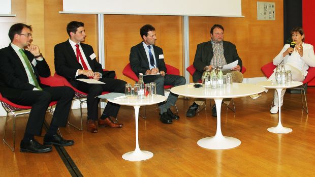 Die Landwirtschaft diskutiert kontrovers (von links): Franz Beringer (EZG Oberbayern), Florian Hollmann (Junge ISN), Rainer Leicht (Qualitätsschweine Biberach-Ravensburg), Michael Dreyer (Aktionsbündnis der Bioschweinehalter) und Mirjam Lechner (Hohenlohe-Franken). Die Landwirtschaft diskutiert kontrovers (von links): Franz Beringer (EZG Oberbayern), Florian Hollmann (Junge ISN), Rainer Leicht (Qualitätsschweine Biberach-Ravensburg), Michael Dreyer (Aktionsbündnis der Bioschweinehalter) und Mirjam Lechner (Hohenlohe-Franken).