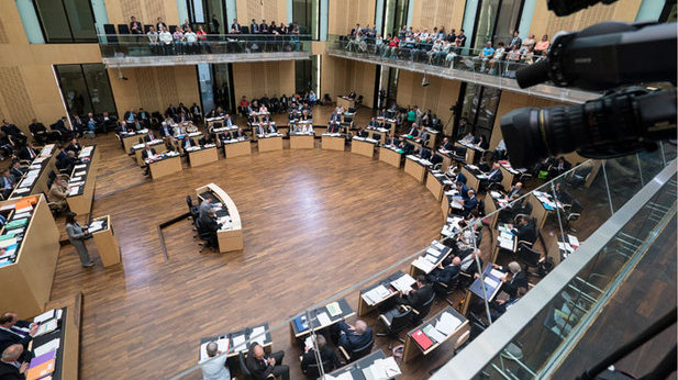 Blick in die 935. Plenarsitzung am 10. Juli 2015. Blick in die 935. Plenarsitzung am 10. Juli 2015.