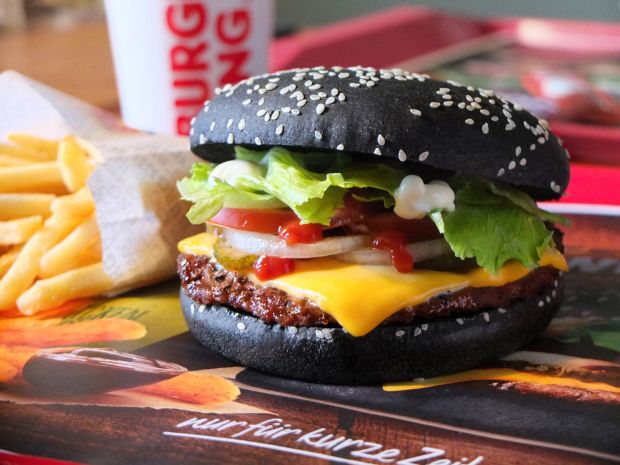 Der Halloween Whopper mit ein schwarzem Bun. Der Halloween Whopper mit ein schwarzem Bun.