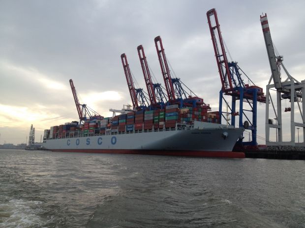 Das Containerschiff Cosco France, hier vor dem Hamburger Containerterminal Tollerort, liefert Fleischexporte über alle Weltmeere. Das Containerschiff Cosco France, hier vor dem Hamburger Containerterminal Tollerort, liefert Fleischexporte über alle Weltmeere.