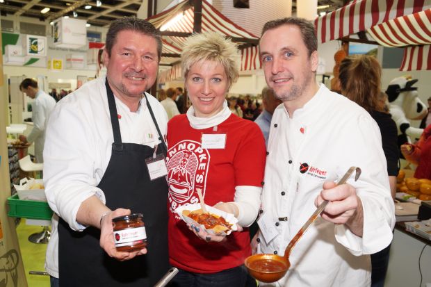 Currywurst-Frieden (von links): Dietmar Haubold, Dagmar Konnopke und Timo Winter Currywurst-Frieden (von links): Dietmar Haubold, Dagmar Konnopke und Timo Winter