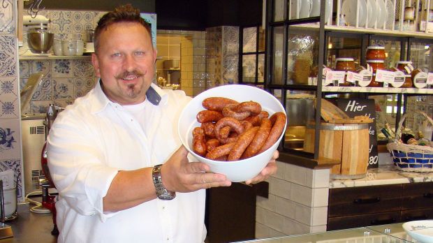 Geschäftsführer Andreas Artur Sauer ist in der Ersten Dresdner Wurstküche Chef an mehreren Tresen im Einsatz: am Getränkeausschank und der gekühlten Frischetheke, in denen die Bratwürste als Starprodukte einen Vorzugsplatz haben.
Geschäftsführer Andreas Artur Sauer ist in der Ersten Dresdner Wurstküche Chef an mehreren Tresen im Einsatz: am Getränkeausschank und der gekühlten Frischetheke, in denen die Bratwürste als Starprodukte einen Vorzugsplatz haben.
