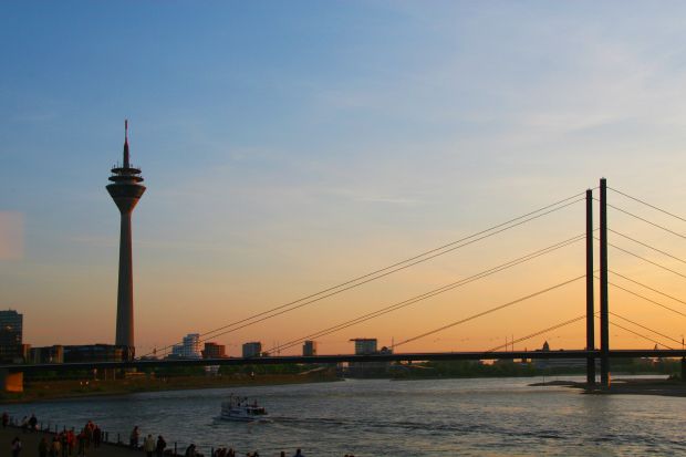 Rheinblick in Düsseldorf mit Sonnenuntergang. Rheinblick in Düsseldorf mit Sonnenuntergang.