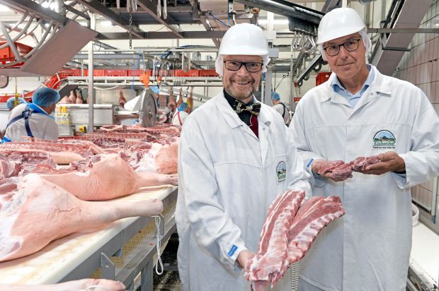 Volker Elm (links), Präsident der German Barbecue Association (GBA), wählt im EGO-Schlachthof in Georgsmarienhütte mit Geschäftsführer Christoph Vallo das Fleisch für die Deutsche Grillmeisterschaft im August in Fulda aus. Volker Elm (links), Präsident der German Barbecue Association (GBA), wählt im EGO-Schlachthof in Georgsmarienhütte mit Geschäftsführer Christoph Vallo das Fleisch für die Deutsche Grillmeisterschaft im August in Fulda aus.