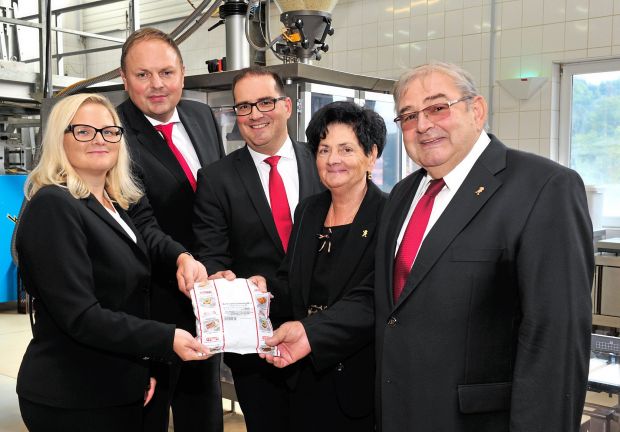 Generationswechsel (von rechts): Peter und Rosemarie Eppers übertragen die Unternehmensleitung an Peter Eppers jun. sowie Ralf Leyendecker und Nicole Leyendecker-Eppers. Generationswechsel (von rechts): Peter und Rosemarie Eppers übertragen die Unternehmensleitung an Peter Eppers jun. sowie Ralf Leyendecker und Nicole Leyendecker-Eppers.