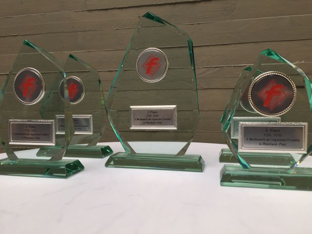 Die Trophäen für die Gesamtsieger des Wettbewerbs um die besten regionalen Produkte aus Rheinland-Pfalz. Die Trophäen für die Gesamtsieger des Wettbewerbs um die besten regionalen Produkte aus Rheinland-Pfalz.