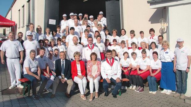 Werner, Ingrid, Beate und Per Kadach (vorn) feierten das Jubiläum mit ihrem Team. An acht Standorten arbeiten insgesamt 130 Mitarbeiter. Werner, Ingrid, Beate und Per Kadach (vorn) feierten das Jubiläum mit ihrem Team. An acht Standorten arbeiten insgesamt 130 Mitarbeiter.