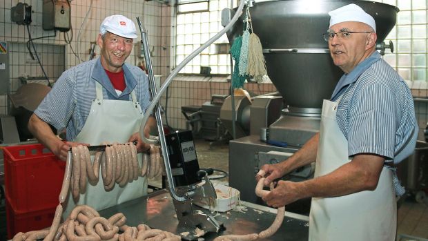 Sind ein eingespieltes Team: Fleischermeister Hermann Götte (rechts) und sein Schützling Jörg Sennewald. Sind ein eingespieltes Team: Fleischermeister Hermann Götte (rechts) und sein Schützling Jörg Sennewald.