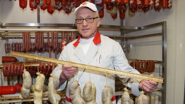Gerhard Waldes Herz schlägt für sorbische Spezialitäten: hier die sorbische Leberwurst. Der Fleischermeister engagierte sich viele Jahre als Präsidialmitglied im Sächsischen Fleischer-Innungs-Verband. Gerhard Waldes Herz schlägt für sorbische Spezialitäten: hier die sorbische Leberwurst. Der Fleischermeister engagierte sich viele Jahre als Präsidialmitglied im Sächsischen Fleischer-Innungs-Verband.
