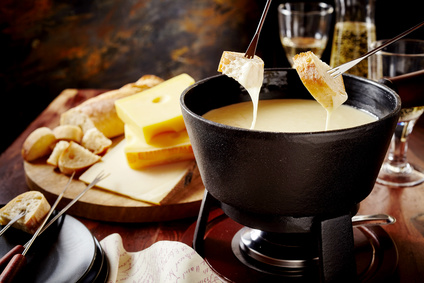 Das Käsefondue (von „fondre“, schmelzen) stammt aus den Westalpen, also der französischen Schweiz, dem Savoyen und auch dem Pietmont. Das Käsefondue (von „fondre“, schmelzen) stammt aus den Westalpen, also der französischen Schweiz, dem Savoyen und auch dem Pietmont.