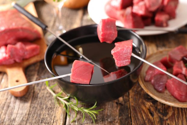 Auch Fleischfondue ist beliebt. Die Stücke werden in heißem Öl oder in Wein gegart. Auch Fleischfondue ist beliebt. Die Stücke werden in heißem Öl oder in Wein gegart.