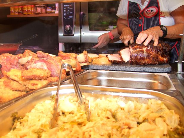 Metzgerei Heininger ist in der Frankfurter City mit traditionellen Gerichten wie hier dem Krustenbraten stark. Metzgerei Heininger ist in der Frankfurter City mit traditionellen Gerichten wie hier dem Krustenbraten stark.