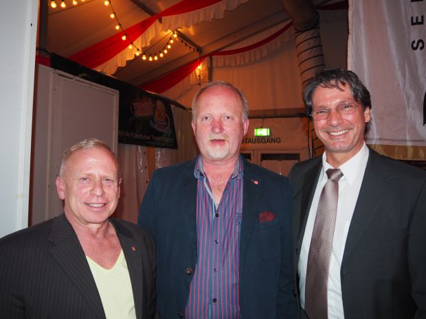 Die DFV-Vizepräsidenten Klaus Gerlach und Eckhart Neun unterstützen Obermeister Thomas Reichert (von links). Die DFV-Vizepräsidenten Klaus Gerlach und Eckhart Neun unterstützen Obermeister Thomas Reichert (von links).