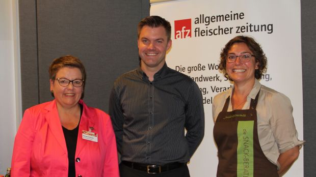 "Mehr Marge - Wie Imbiss-Klassiker zu gefragten Snacks werden" - das Thema der Fachkonferenz Fleisch mit (von links): Renate Kühlcke, Richard Heininger und Snack-Beraterin Julia Grommes. "Mehr Marge - Wie Imbiss-Klassiker zu gefragten Snacks werden" - das Thema der Fachkonferenz Fleisch mit (von links): Renate Kühlcke, Richard Heininger und Snack-Beraterin Julia Grommes.