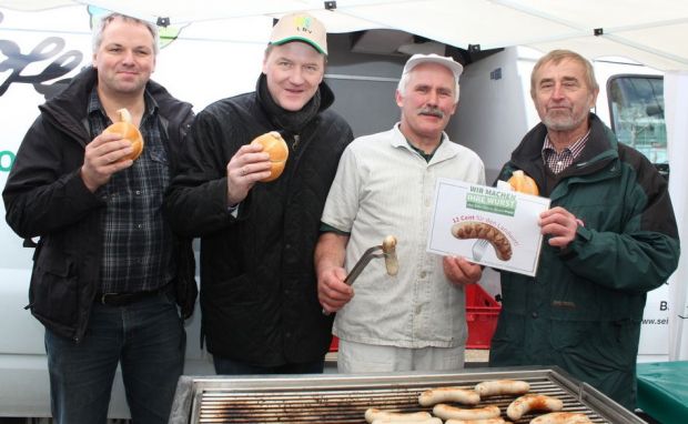 Die letzten Würste liegen auf dem Grill (von links). Siegfried Nägele, LBV-Vizepräsident Hans Benno Wichert, Metzger und Landwirt Willi Seifried und Miachel Zimmermann. Die letzten Würste liegen auf dem Grill (von links). Siegfried Nägele, LBV-Vizepräsident Hans Benno Wichert, Metzger und Landwirt Willi Seifried und Miachel Zimmermann.