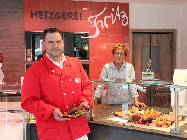 Fleischermeister Jörg Giersbach und seine Mutter Annegret verkaufen Schaf- und Lammfleisch aus eigener Erzeugung. Fleischermeister Jörg Giersbach und seine Mutter Annegret verkaufen Schaf- und Lammfleisch aus eigener Erzeugung.