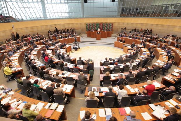Der Plenarsaal des nordrhein-westfälischen Landtags in Düsseldorf. Der Plenarsaal des nordrhein-westfälischen Landtags in Düsseldorf.