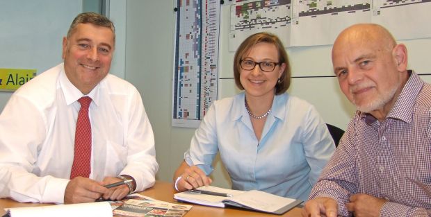 Das Frischeteam der Metro Cash& Carry in der Düsseldorfer Zentrale (von links): Geschäftsführer Alain Cappannelli, Carolin Bukofzer und Wolfgang Hammer. Das Frischeteam der Metro Cash& Carry in der Düsseldorfer Zentrale (von links): Geschäftsführer Alain Cappannelli, Carolin Bukofzer und Wolfgang Hammer.