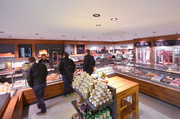 In und auf einem mittig platzierten Regal finden die Kunden Handelswaren und selbst produzierte Konserven vor.
In und auf einem mittig platzierten Regal finden die Kunden Handelswaren und selbst produzierte Konserven vor.