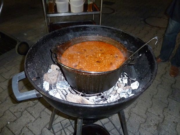 Wärmt bei Kälte und nährt die neuzeitliche Lagerfeuerromantik: Chili con Carne schmurgelt im schmiedeeisernen Topf. Wärmt bei Kälte und nährt die neuzeitliche Lagerfeuerromantik: Chili con Carne schmurgelt im schmiedeeisernen Topf.