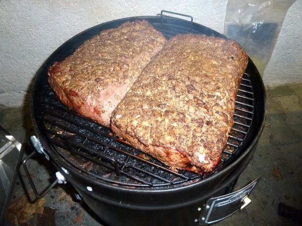 Kundenwünsche werden nicht nur im Laden, sondern auch bei den Seminaren berücksichtigt: Dann setzt der Grillmeister ein Roastbeef mit Zwiebel-Senf-Kruste zuerst aufs Programm und dann auf den Rost.
Kundenwünsche werden nicht nur im Laden, sondern auch bei den Seminaren berücksichtigt: Dann setzt der Grillmeister ein Roastbeef mit Zwiebel-Senf-Kruste zuerst aufs Programm und dann auf den Rost.