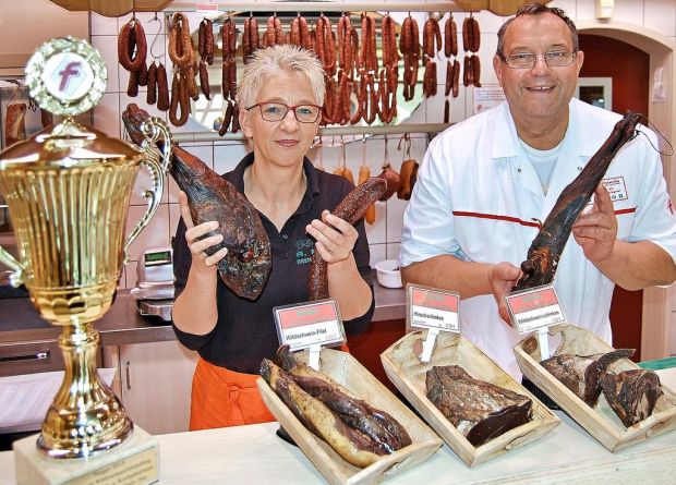 Anton Koob und Ehefrau Tanja präsentieren ihren prämierten Wildschwein-Knochenschinken und andere Wildspezialitäten. Anton Koob und Ehefrau Tanja präsentieren ihren prämierten Wildschwein-Knochenschinken und andere Wildspezialitäten.