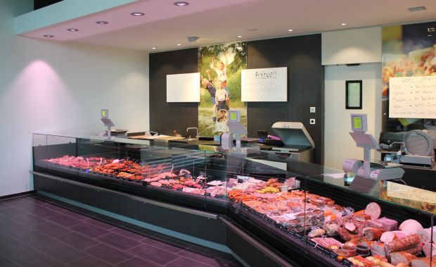 Die dreizonige Panorama-Kühltheke hält die Fleischwaren lange appetitlich frisch und erlaubt durch ihren geraden stützenlosen Aufbau einen uneingeschränkten Blick auf die Auslage. Die dreizonige Panorama-Kühltheke hält die Fleischwaren lange appetitlich frisch und erlaubt durch ihren geraden stützenlosen Aufbau einen uneingeschränkten Blick auf die Auslage.