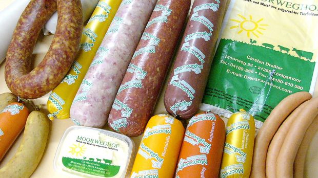 80 Prozent der Würste werden mit einem durchschnittlichen Gewicht von 350 Gramm stückweise verkauft. Diese Produkte werben mit ihrem bedruckten Darm für den Moorweghof. 80 Prozent der Würste werden mit einem durchschnittlichen Gewicht von 350 Gramm stückweise verkauft. Diese Produkte werben mit ihrem bedruckten Darm für den Moorweghof.