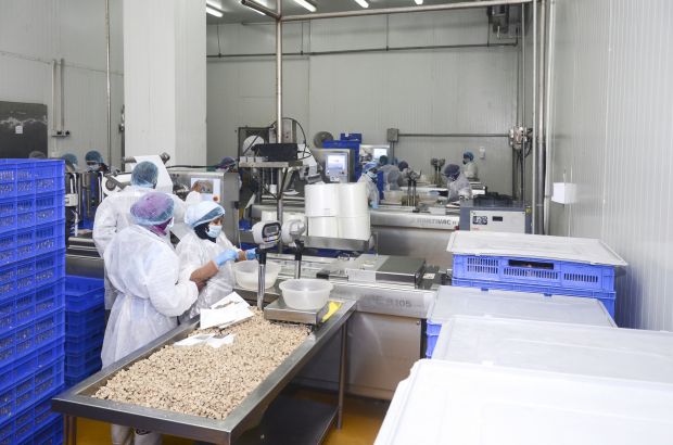 Die Verpackungsmaschine zeichnet sich durch ihren geringen Platzverbrauch und die einfache Reinigung aus. Die Verpackungsmaschine zeichnet sich durch ihren geringen Platzverbrauch und die einfache Reinigung aus.