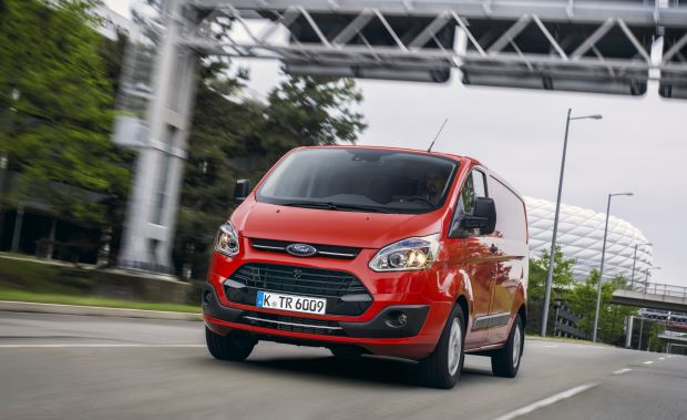 Der Ford Transit Custom bietet in der Kabine noch mehr Pkw-Komfort und überzeugt mit vielen Ablagen, Staufächern und einer variablen Beifahrerbank. Der Ford Transit Custom bietet in der Kabine noch mehr Pkw-Komfort und überzeugt mit vielen Ablagen, Staufächern und einer variablen Beifahrerbank.