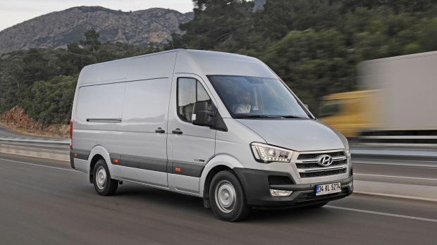 Die Ähnlichkeit des Hyundai H350 zu dem Namensgeber der Nutzfahrzeugklasse, dem Mercedes Sprinter, ist frappierend. Die Ähnlichkeit des Hyundai H350 zu dem Namensgeber der Nutzfahrzeugklasse, dem Mercedes Sprinter, ist frappierend.