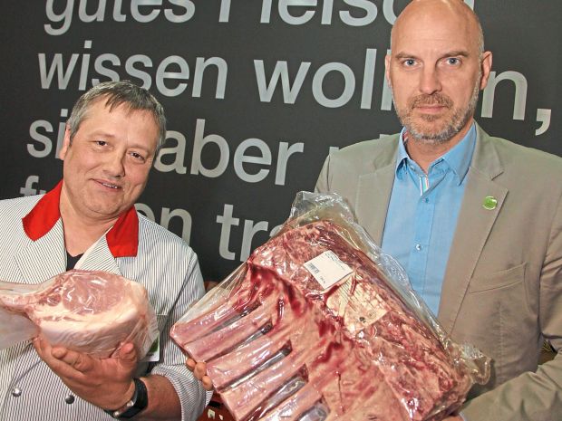 Gemeinsam mit Christoph Grabowski (links) entwickelte Niggemann-Geschäftsführer Rainer Altendeitering ein Frischfleisch-Programm, das sich durch große Bandbreite auszeichnet. Gemeinsam mit Christoph Grabowski (links) entwickelte Niggemann-Geschäftsführer Rainer Altendeitering ein Frischfleisch-Programm, das sich durch große Bandbreite auszeichnet.