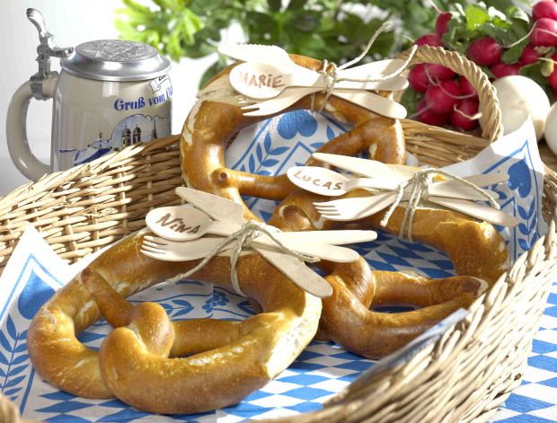 Prima Idee: Wegen der beeindruckenden Wirkung lohnt sich die Mühe, das Einwegbesteck individuell zu Beschriften und an das Laugengebäck zu knoten. Prima Idee: Wegen der beeindruckenden Wirkung lohnt sich die Mühe, das Einwegbesteck individuell zu Beschriften und an das Laugengebäck zu knoten.