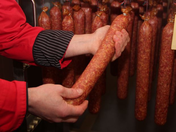 Metzgermeister Fritz Kästel liebt Ahle Worscht und produziert die in Nordhessen begehrte Rohwurst selbst. Metzgermeister Fritz Kästel liebt Ahle Worscht und produziert die in Nordhessen begehrte Rohwurst selbst.