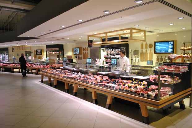 Bäckerei, Konditorei und Metzgerei sind zu einem „Marktplatz der Frische“ zusammengefasst – samt Reifeschrank für Dry-aged Beef. Bäckerei, Konditorei und Metzgerei sind zu einem „Marktplatz der Frische“ zusammengefasst – samt Reifeschrank für Dry-aged Beef.