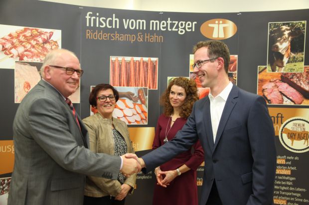 Besiegeln die Übernahme (von links): Heinz und Astrid Thelen, Andrea und Jürgen Hahn. Besiegeln die Übernahme (von links): Heinz und Astrid Thelen, Andrea und Jürgen Hahn.