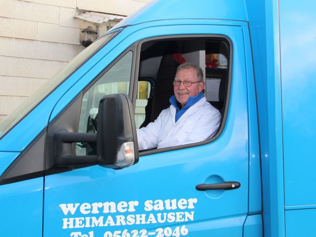 Dienstleister mit Spaß bei der Sache: Verkaufsfahrer Bodo Weigand fährt jeden Tag über die Dörfer und trifft immer wieder bekannte Gesichter. Dienstleister mit Spaß bei der Sache: Verkaufsfahrer Bodo Weigand fährt jeden Tag über die Dörfer und trifft immer wieder bekannte Gesichter.