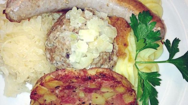 Pfälzer Dreiklang: Saumagen, Bratwurst und Leberknödel. Pfälzer Dreiklang: Saumagen, Bratwurst und Leberknödel.