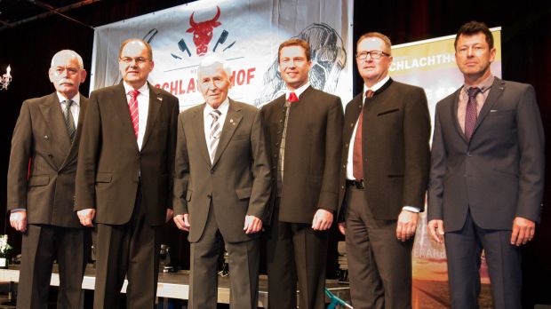 Schlachthof-Verantwortliche und Ehrengäste (von links): Konrad Ammon jun., Minister Christian Schmidt, Konrad Ammon sen., Landrat Matthias Dießl, Kammerpräsident Thomas Pirner und Bernd Wehr. Schlachthof-Verantwortliche und Ehrengäste (von links): Konrad Ammon jun., Minister Christian Schmidt, Konrad Ammon sen., Landrat Matthias Dießl, Kammerpräsident Thomas Pirner und Bernd Wehr.