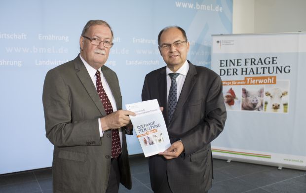 Christian Schmidt mit Gert Lindemann bei der Übergabe des Abschlussberichts. Christian Schmidt mit Gert Lindemann bei der Übergabe des Abschlussberichts.
