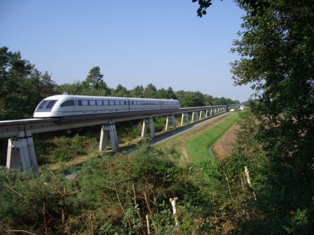 Die Magnetschwebebahn Transrapid auf der Teststrecke im Emsland. Die Magnetschwebebahn Transrapid auf der Teststrecke im Emsland.