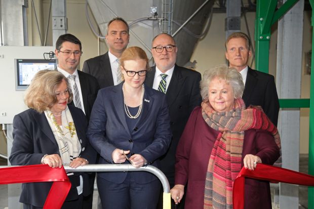 Gesellschafterinnen und Geschäftsführung gaben den Startschuss für das neue Mahlwerk (von links): Ilonka van Hees, Frederik Guet, Robert Becht, Julia van Hees, Jürgen Georg Hüniken, Brigitte van Hees und Standortleiter Peter Pawlak. Gesellschafterinnen und Geschäftsführung gaben den Startschuss für das neue Mahlwerk (von links): Ilonka van Hees, Frederik Guet, Robert Becht, Julia van Hees, Jürgen Georg Hüniken, Brigitte van Hees und Standortleiter Peter Pawlak.