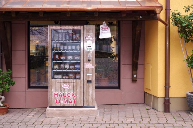 Der Hauck-o-Mat vor dem Fachgeschäft in Amorbach. Der Hauck-o-Mat vor dem Fachgeschäft in Amorbach.
