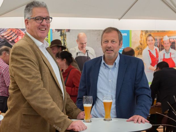 Francis Kint (rechts) und Bernd Stange am Vion-Stand auf dem Zentralen Landwirtschaftsfest in München. Francis Kint (rechts) und Bernd Stange am Vion-Stand auf dem Zentralen Landwirtschaftsfest in München.