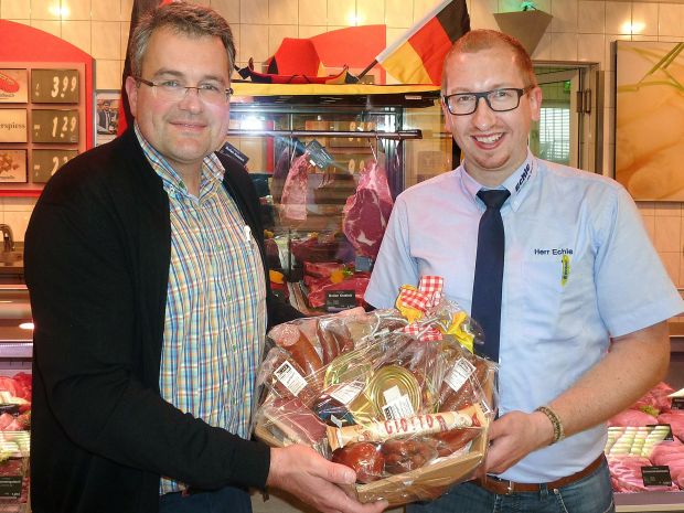 Fortschrittliche Fleischer und innovative Supermarkt-Kaufleute sind viel mehr Partner als Wettbewerber: Fleischermeister Ralf Buchmann (links) aus Grünkraut-Gullen und Edeka-Kaufmann Matthias Echle aus Herbolzheim. Fortschrittliche Fleischer und innovative Supermarkt-Kaufleute sind viel mehr Partner als Wettbewerber: Fleischermeister Ralf Buchmann (links) aus Grünkraut-Gullen und Edeka-Kaufmann Matthias Echle aus Herbolzheim.